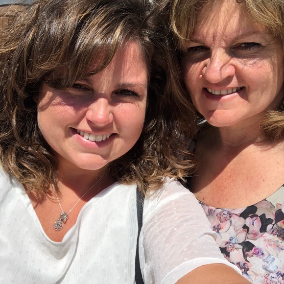 Meet your Poshers, Eleanor and Kristen - Picture 1 of 1